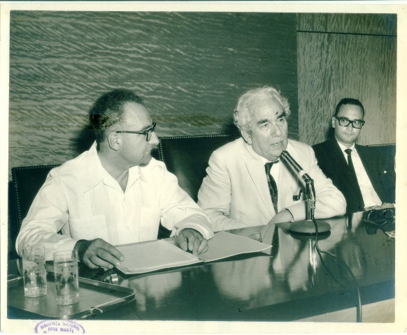 Foto de Marinello en conferencia con Roger Garaudy, 22 agosto de 1962. Foto Studios Korda. Colección de fotografías BNJM.